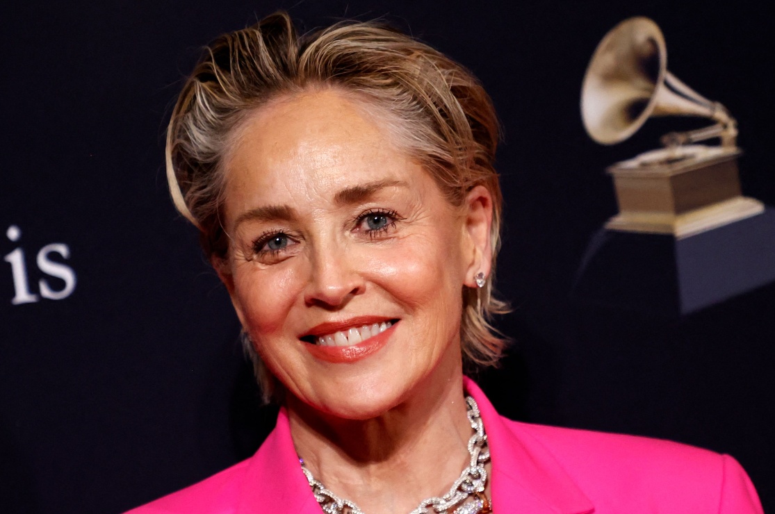 Sharon Stone, de 65, adelanta el verano y luce su figura en minikini