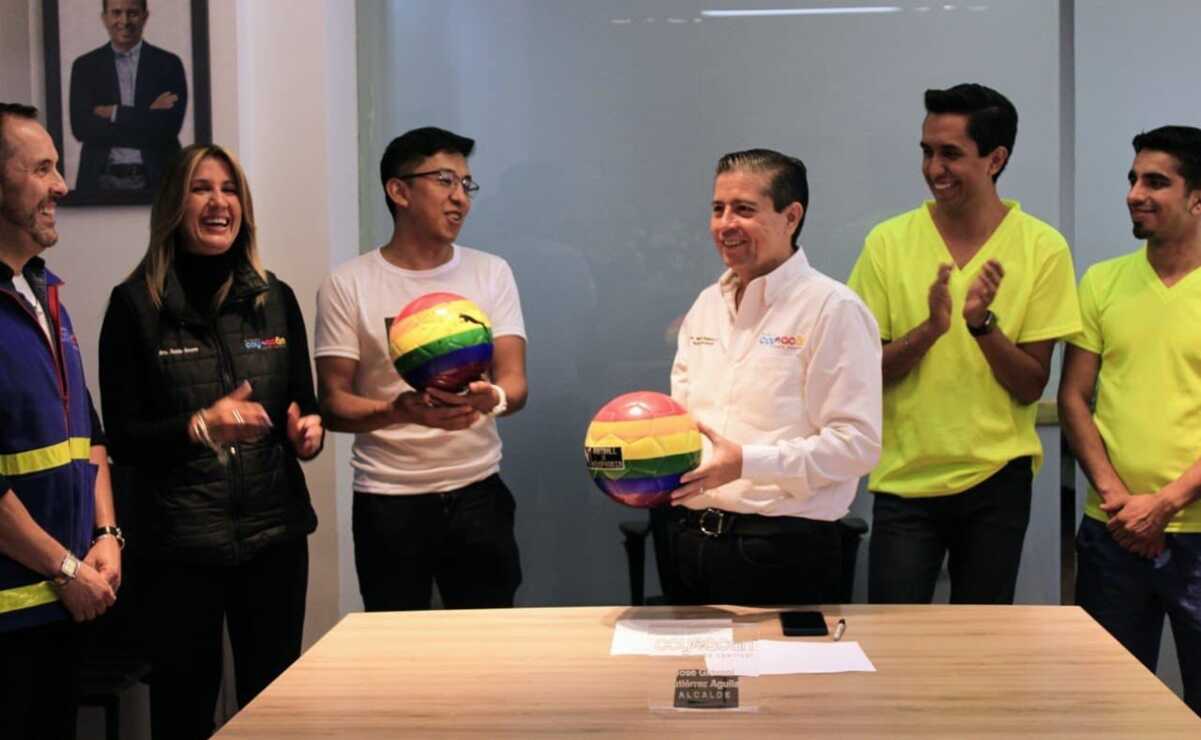 Equipo de fútbol LGBTTTIQ+ entrega a alcalde de Coyoacán balón de la diversidad 