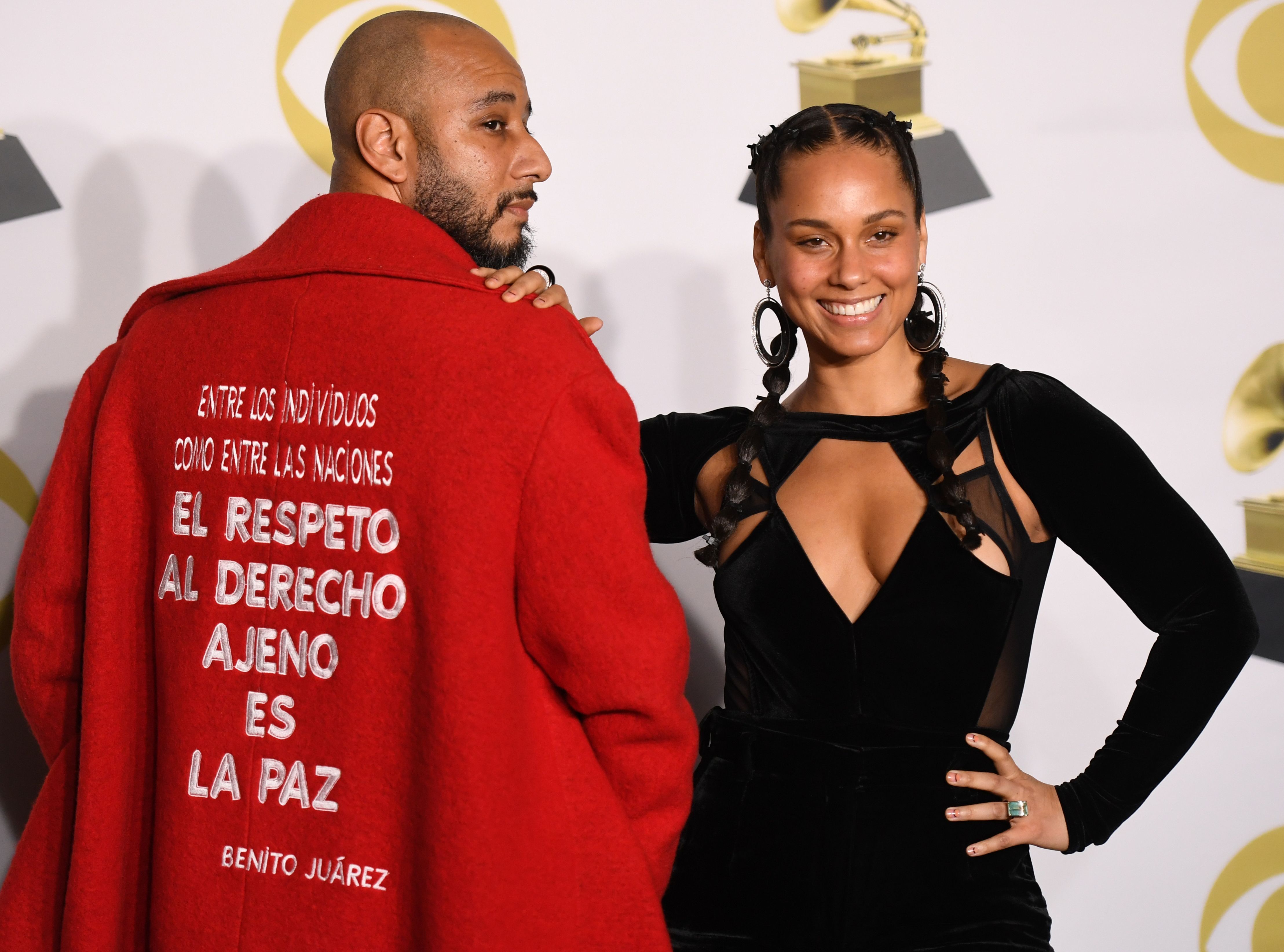 ¿Quién es el diseñador mexicano detrás del abrigo que revolucionó los Grammy?