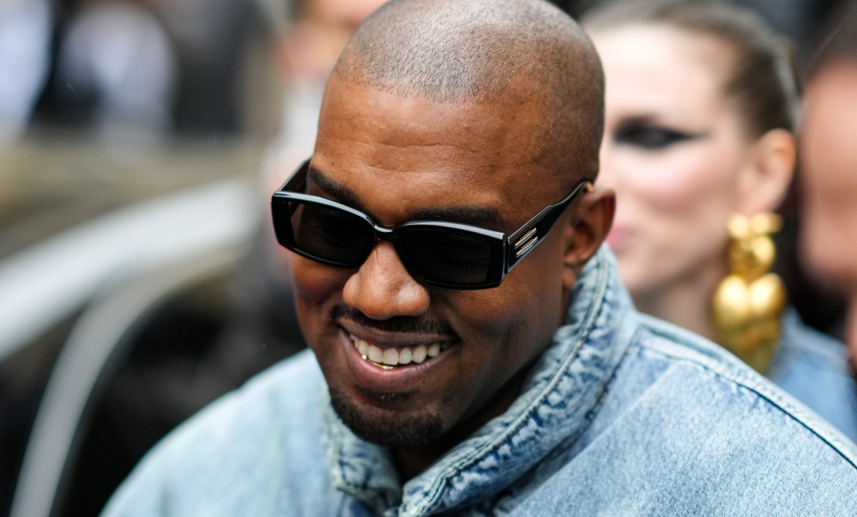 Kanye West se quita los dientes y se somete a inusual cambio: “Más caras que los diamantes”