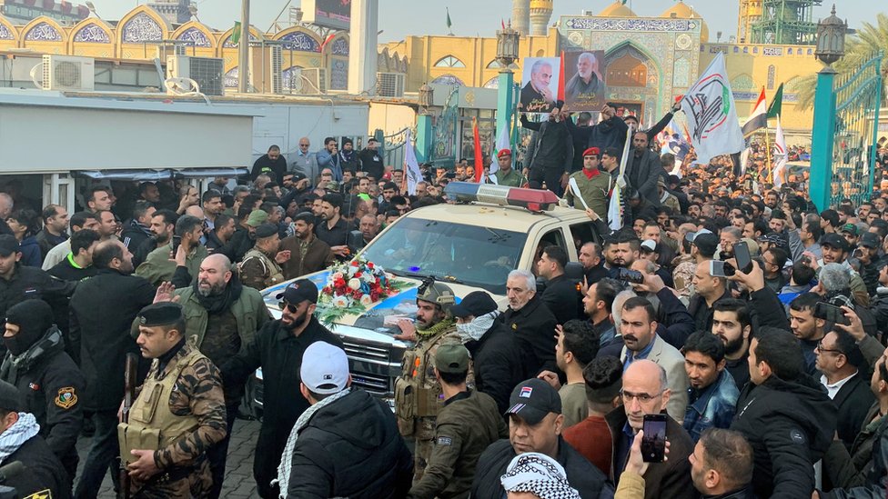 Qasem Soleimani: miles de iraquíes cantan "muerte a Estados Unidos" en el cortejo fúnebre del general iraní