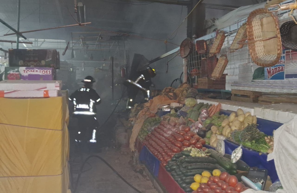 Incendio en el Mercado Álamos, en la alcaldía BJ,  afecta 8 locales