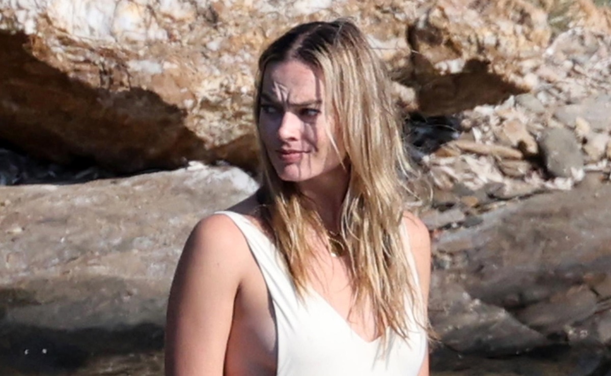 Margot Robbie se luce como Barbie en sus vacacione en Grecia con monokini ‘sideboob’