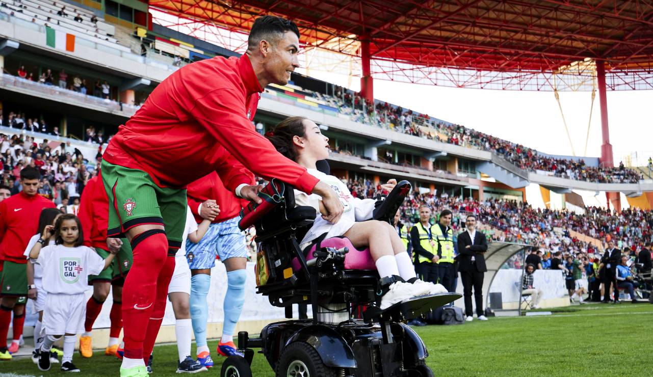 Cristiano Ronaldo conmueve a la afición con actitud que tuvo con niña discapacitada