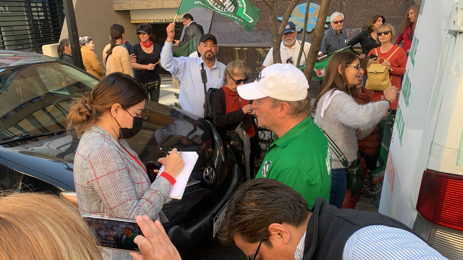 FRENAA hace caravana en medios para que se hable de sus marchas anti-AMLO