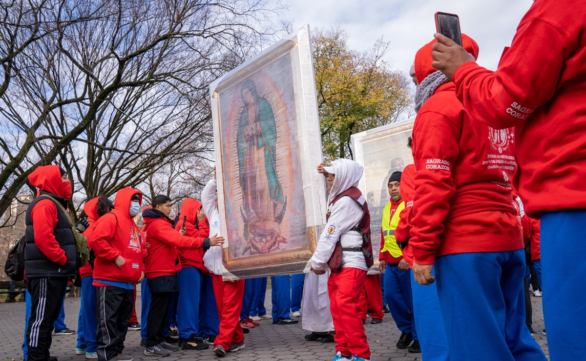 Mexicanos en Nueva York veneran a la Virgen de Guadalupe por "dejarlos cruzar"