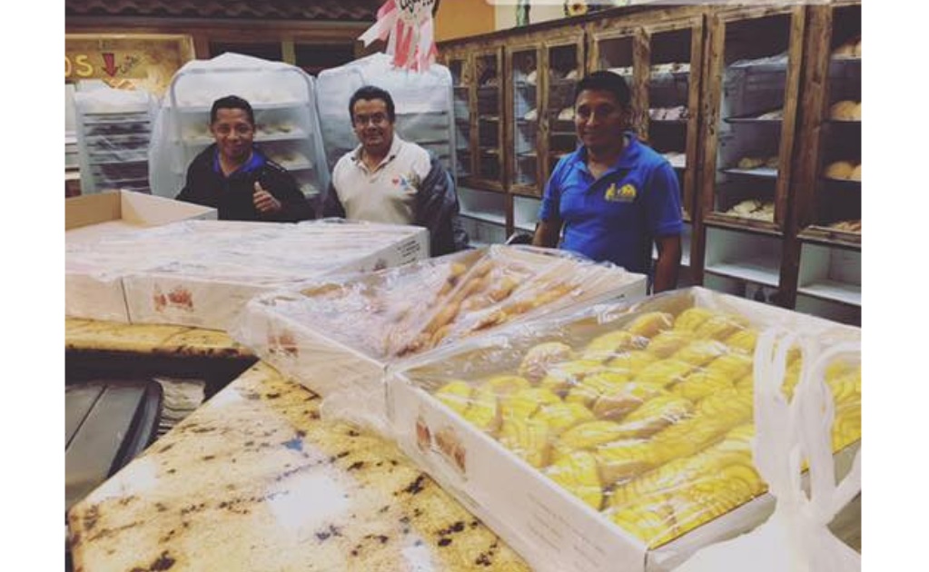 Migrantes hornean pan dulce para damnificados por "Harvey"