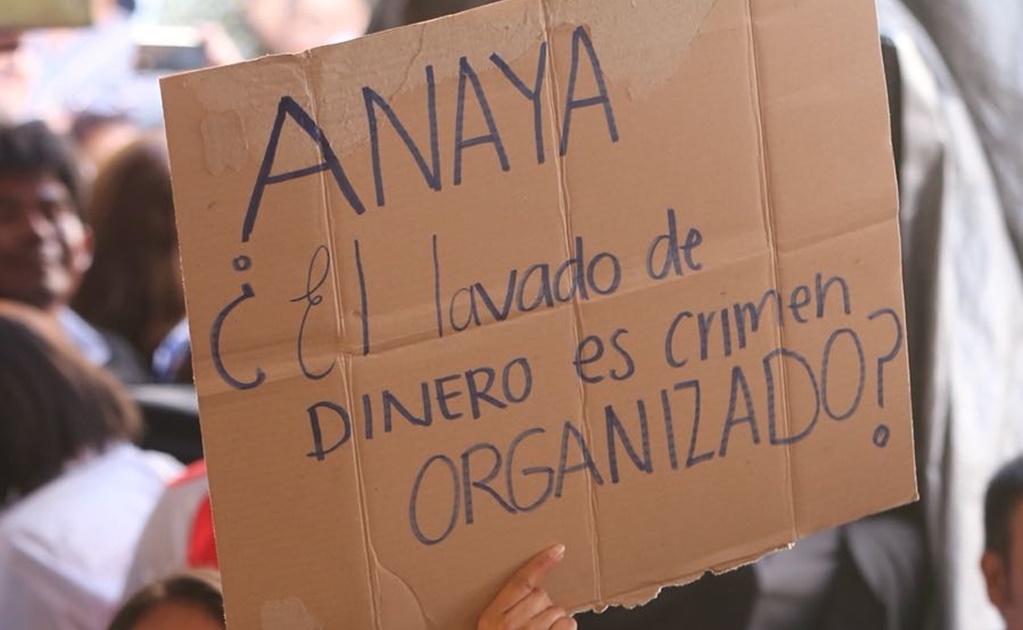 Simpatizantes de Morena se manifiestan en evento de Anaya en Puebla