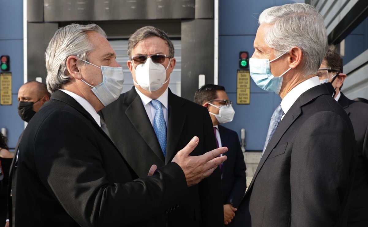 Presidente de Argentina visita laboratorios en México donde será envasada vacuna antiCovid-19