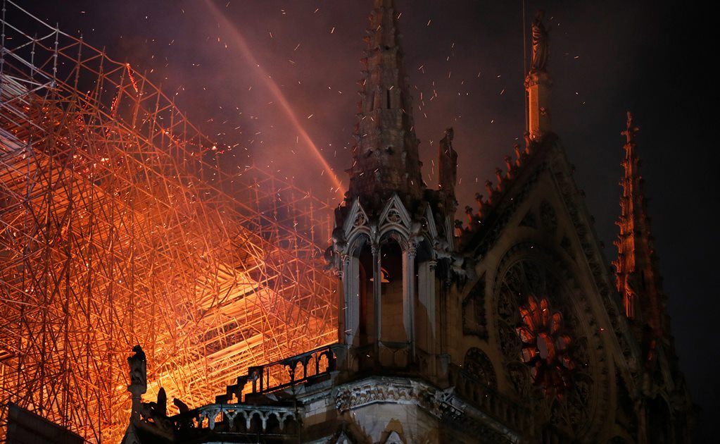 Estructura de la catedral de Notre Dame de París "está a salvo"