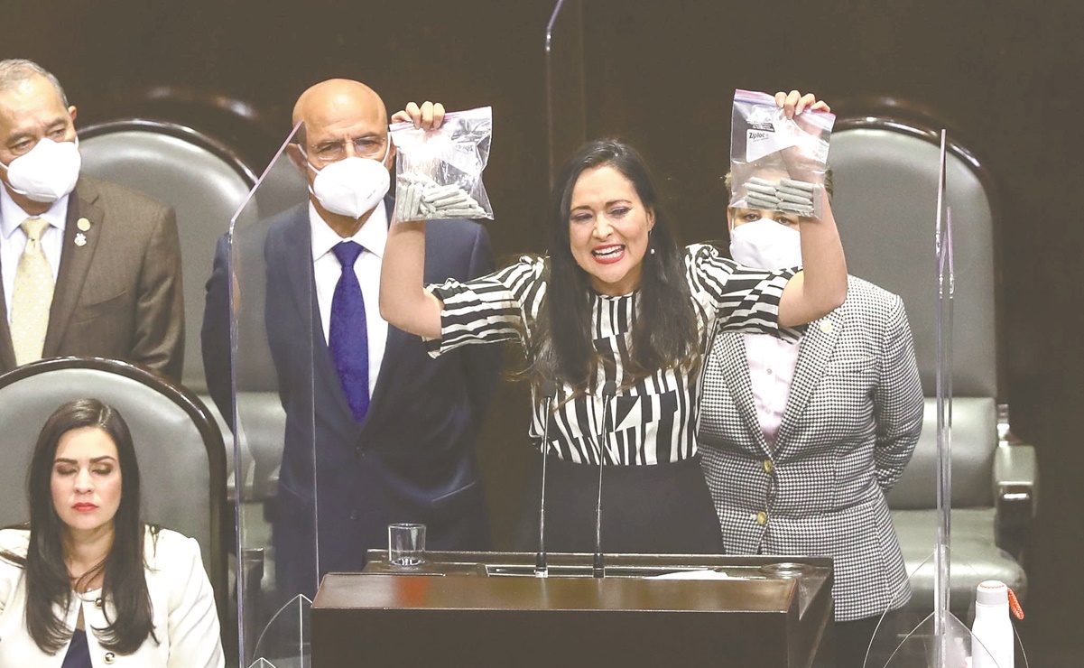 “Fúmense un cigarrito, porque la mota legal... eleva la moral”