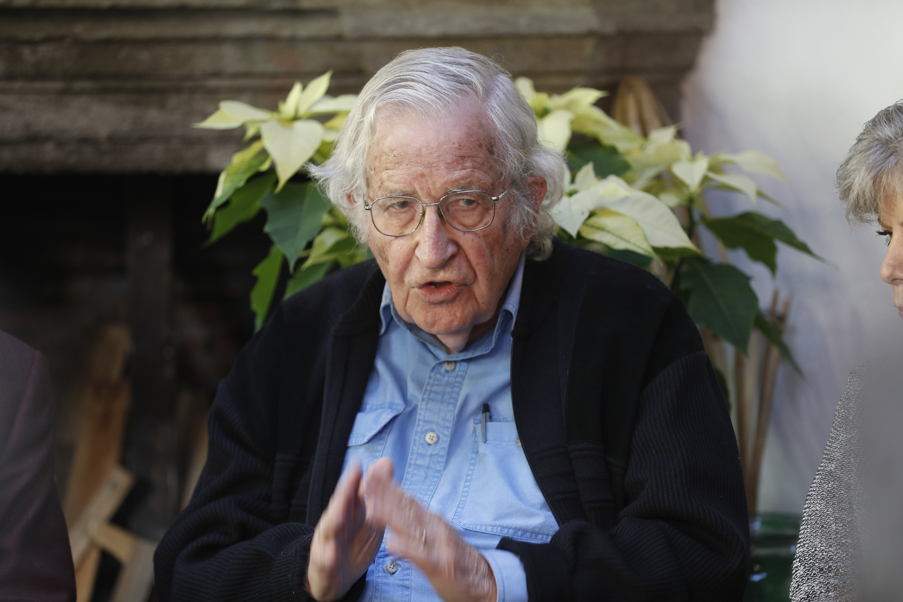 Chomsky y más de 100 activistas piden a EU y Canadá quitar sanciones a Venezuela