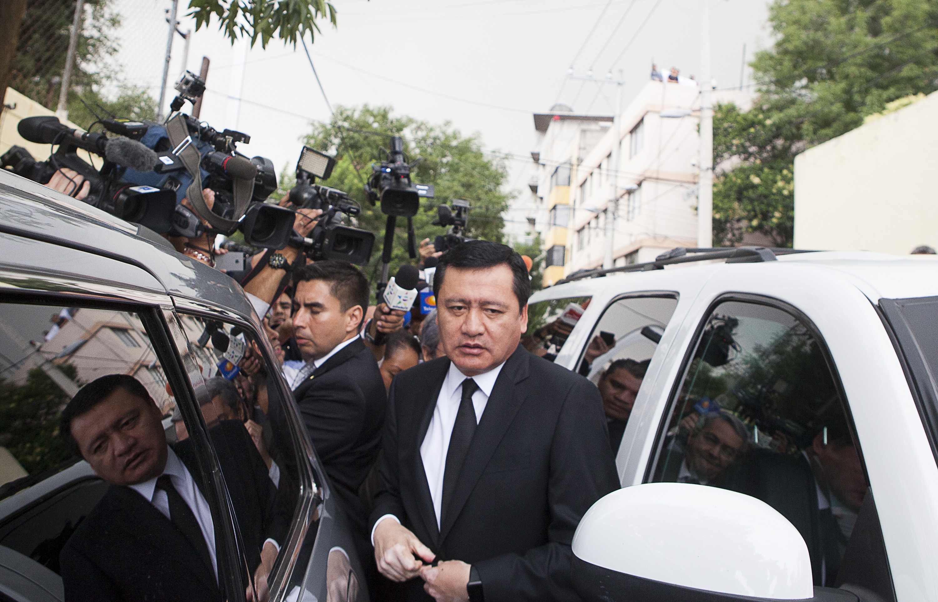 Regresa Osorio Chong a México tras fuga de "el Chapo"