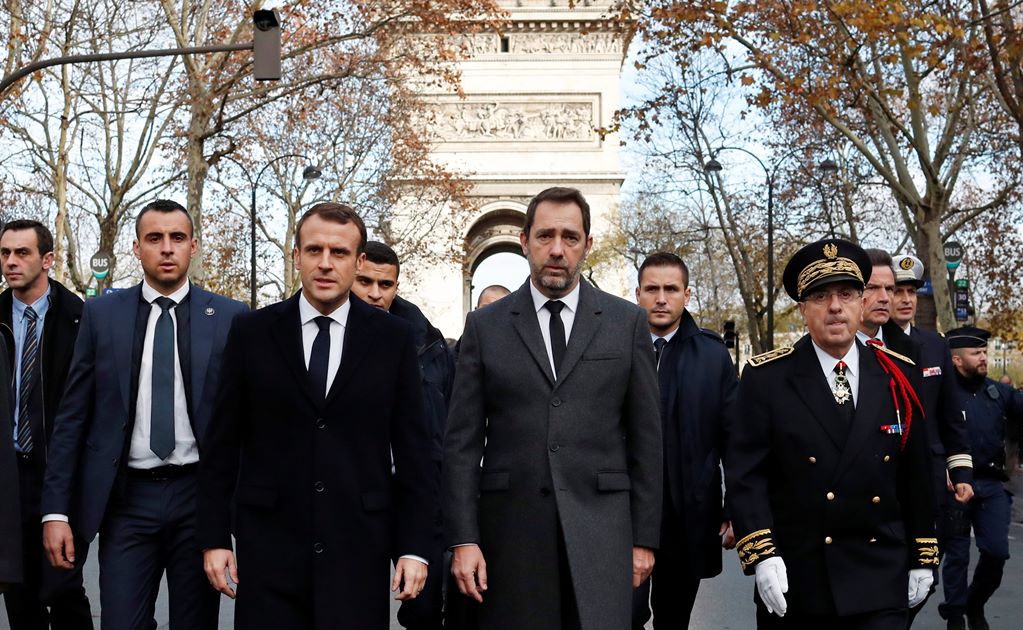 Macron visita el Arco del Triunfo para revisar daños tras disturbios en París