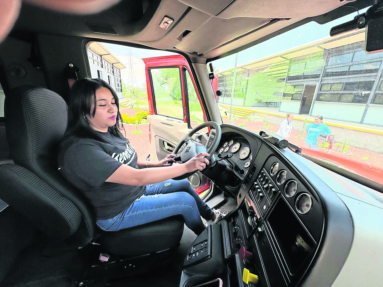 En las carreteras también conducen mujeres traileras