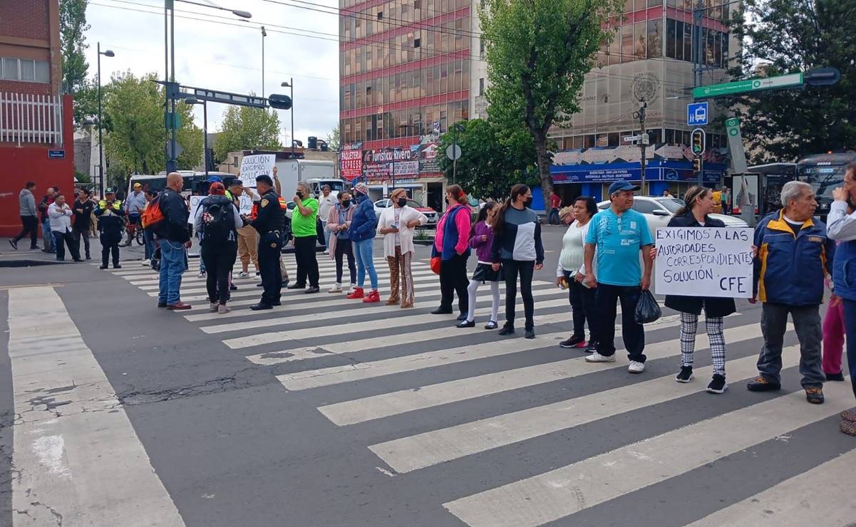 Vecinos y locatarios bloquean Eje Central Lázaro Cárdenas; exigen se restablezca servicio eléctrico