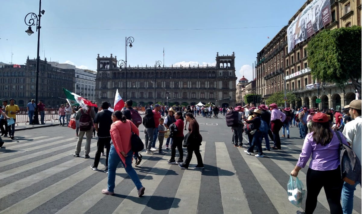 Simpatizantes de AMLO comienzan a llegar al Zócalo capitalino