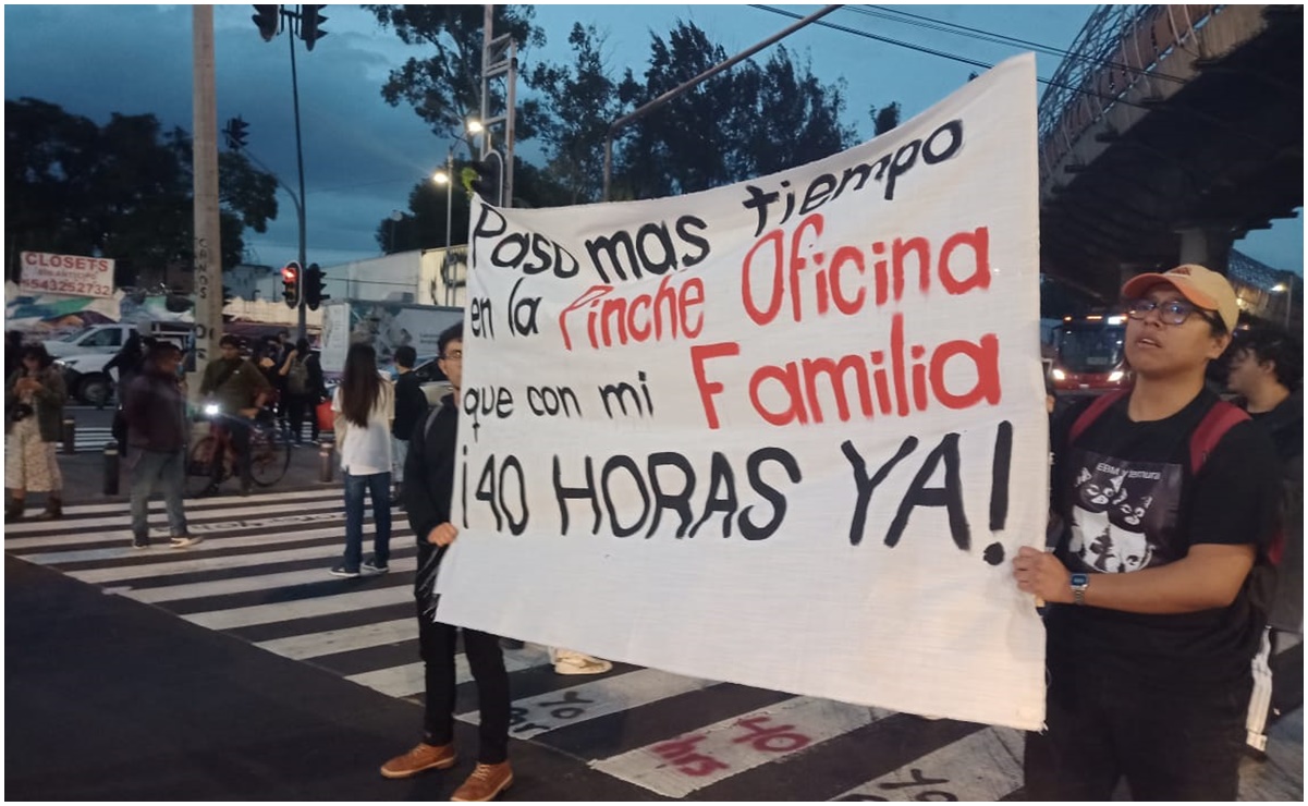 VIDEO: Jóvenes exigen se avale reducción de jornada laboral y bloquean Eduardo Molina; policías los encapsulan 