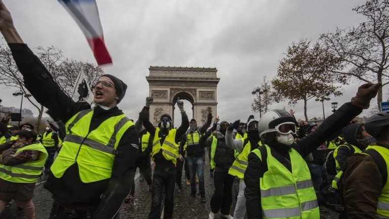 "Chalecos amarillos" en Francia: los destrozos en París por el alza de los combustibles