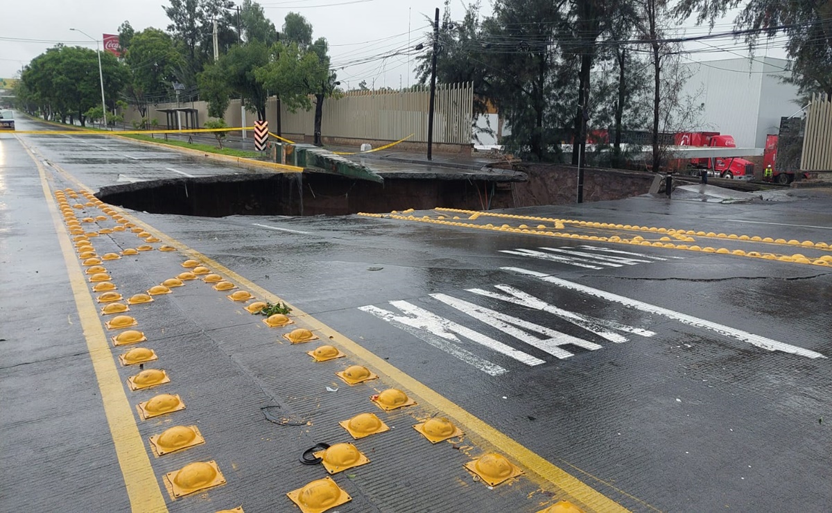 Se abre enorme socavón de aproximadamente 10 metros en Zapopan, Jalisco