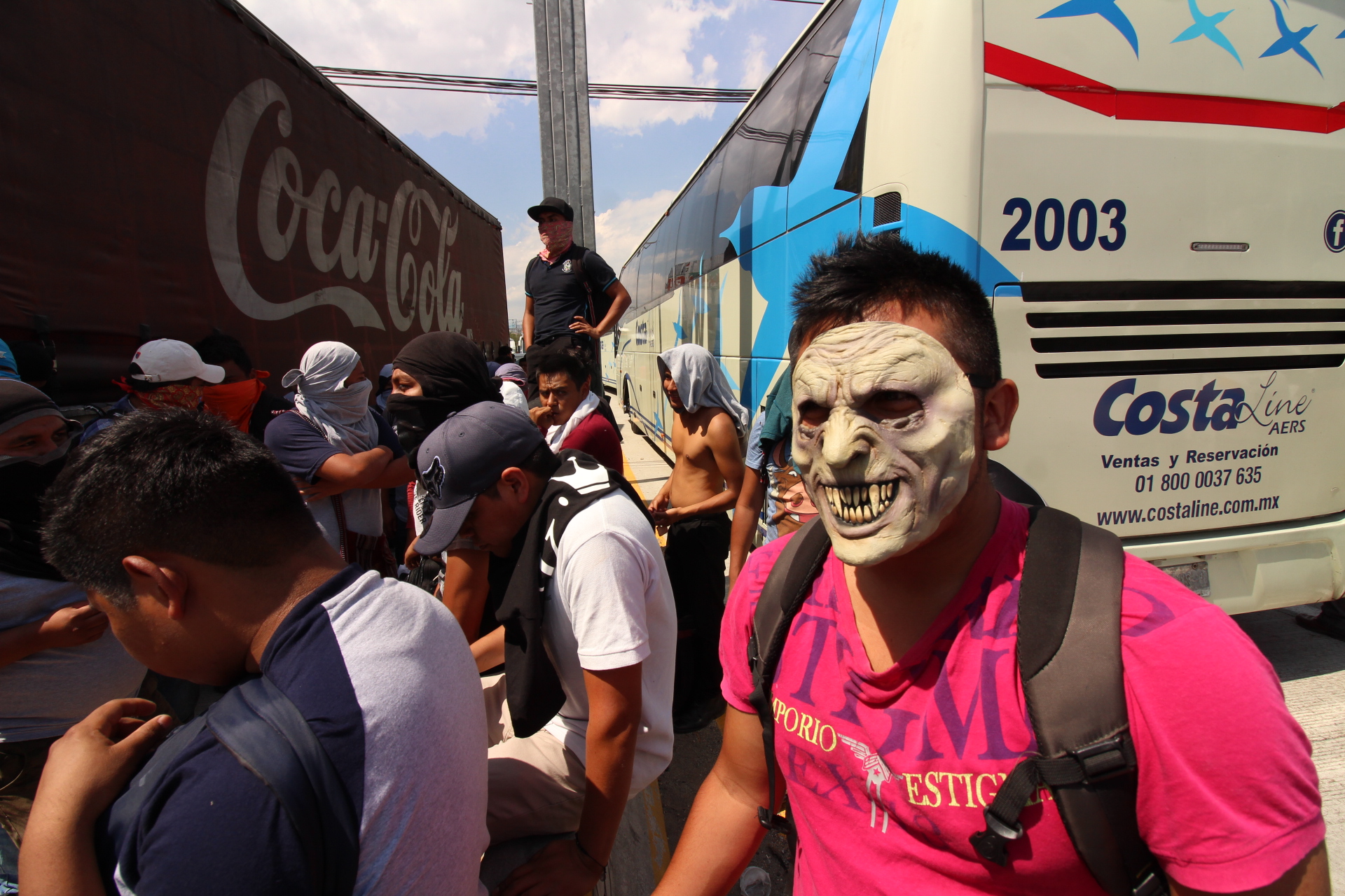 Normalistas de Ayotzinapa bloquean la Autopista del Sol