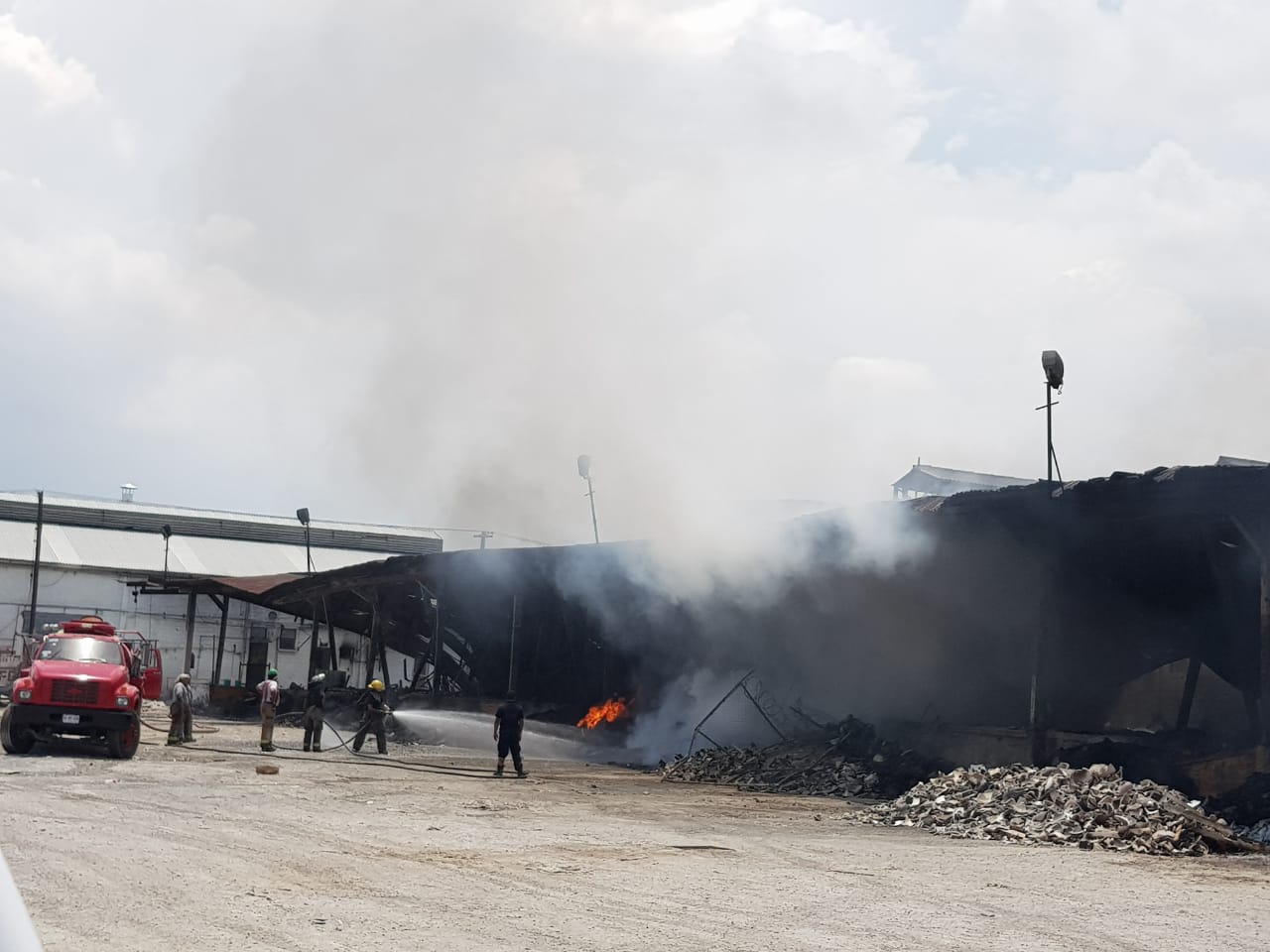 Desalojan a 150 empleados por incendio en empresa de cerámica en Nuevo León