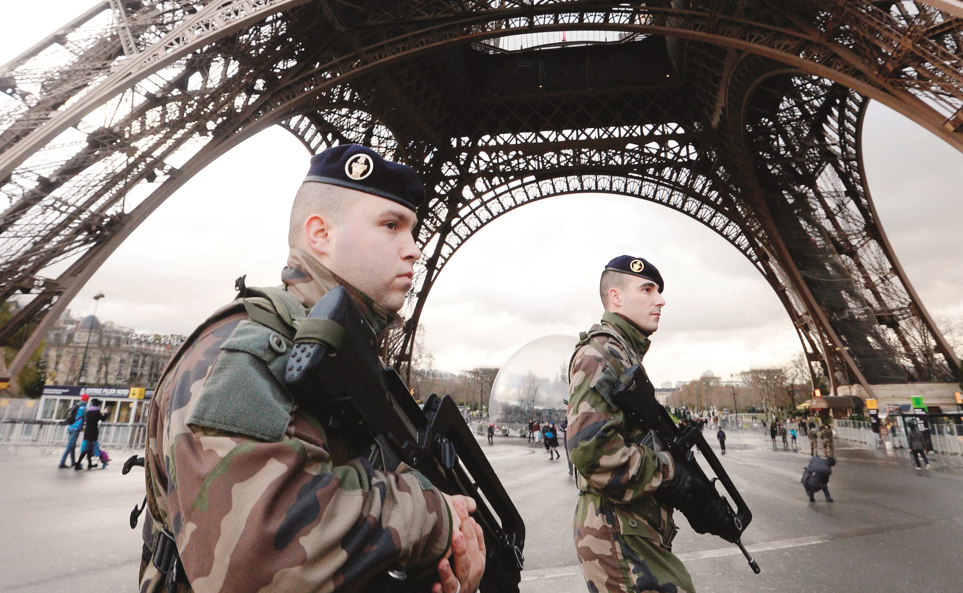 Francia perseguirá amenazas en Twitter a revista Charlie Hebdo