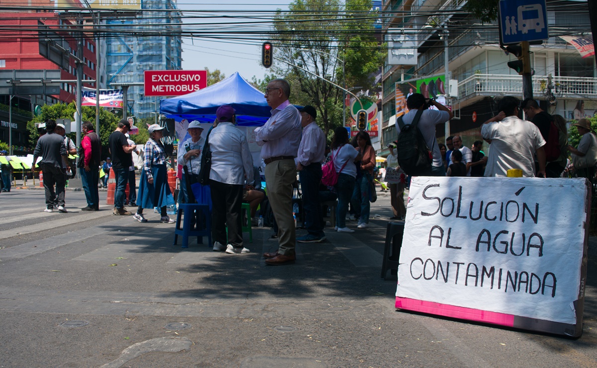 Por quinto día, habitantes de Benito Juárez bloquean avenida Insurgentes y Xola por mala calidad del agua