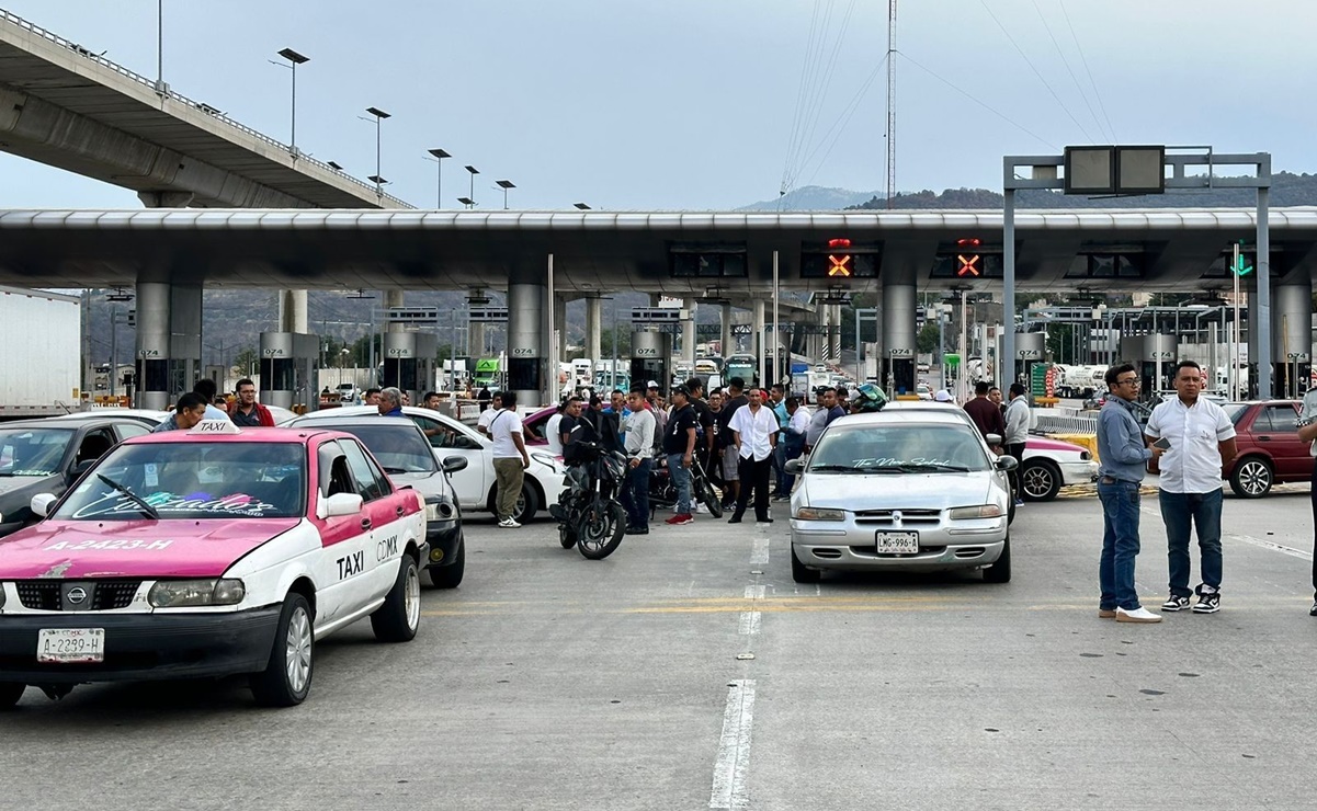 Taxistas toman caseta de cobro; mantienen bloqueados los accesos de la autopista México-Cuernavaca