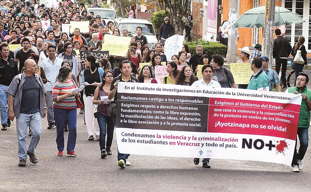 Marchan para apoyar a estudiantes agredidos