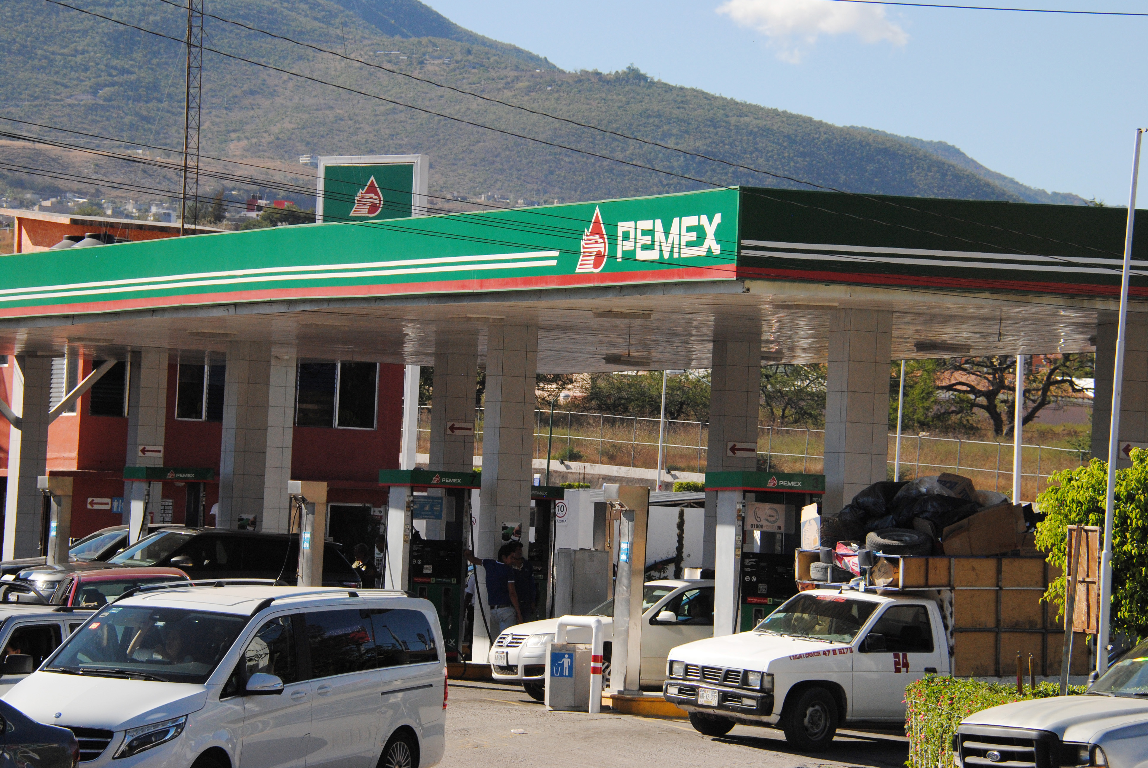 Pemex reabre 35 de 55 gasolinerías en Acapulco