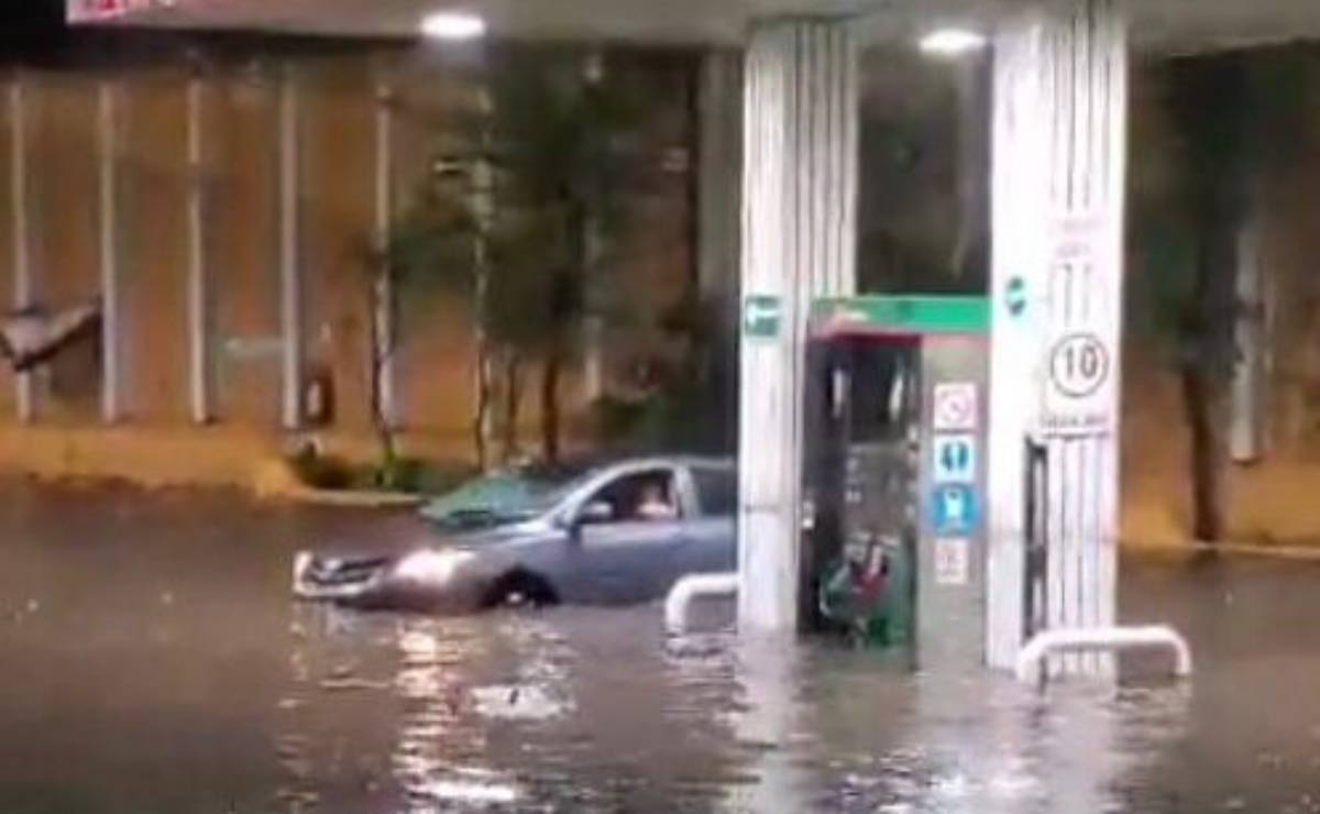 Inundaciones y caos vial deja fuerte lluvia en Tlalnepantla; hay vehículos atrapados