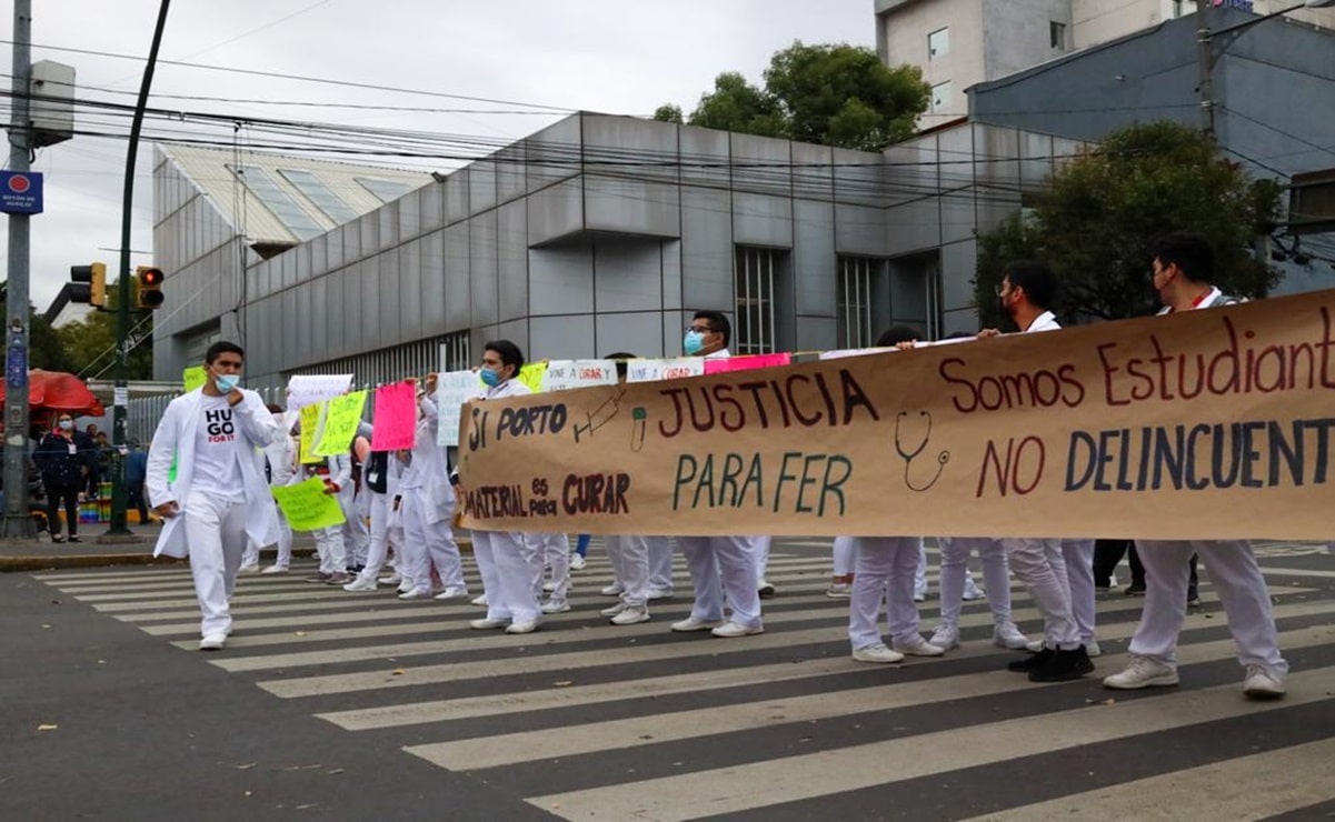 "Si portó material es para curar", médicos internos protestan por detención de Fernando Villalobos