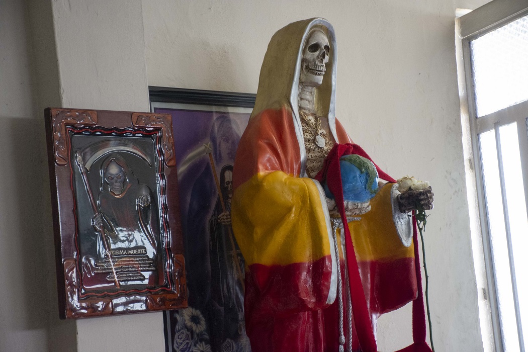 Con misa y veladoras veneran a la Santa Muerte