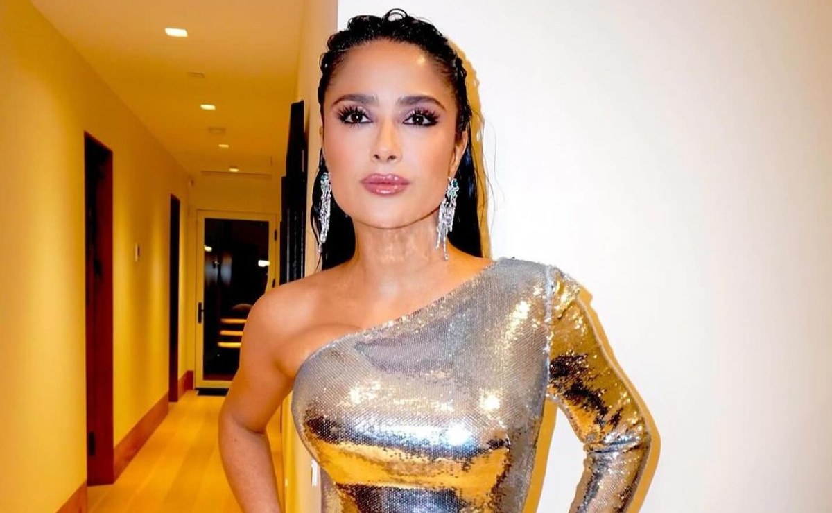 Salma Hayek enamora en ajustado vestido azul con escote corazón