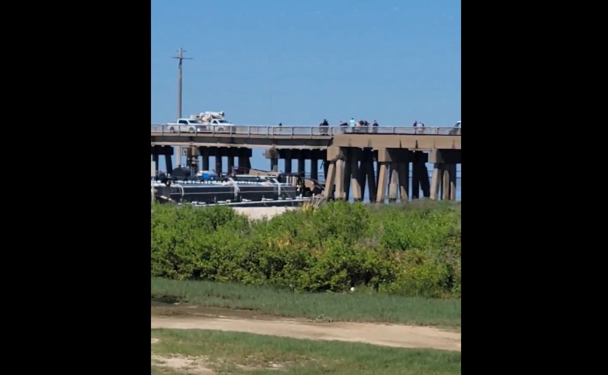 Choca embarcación con puente en Pelican Island, en Texas, provocando la caída de un pedazo