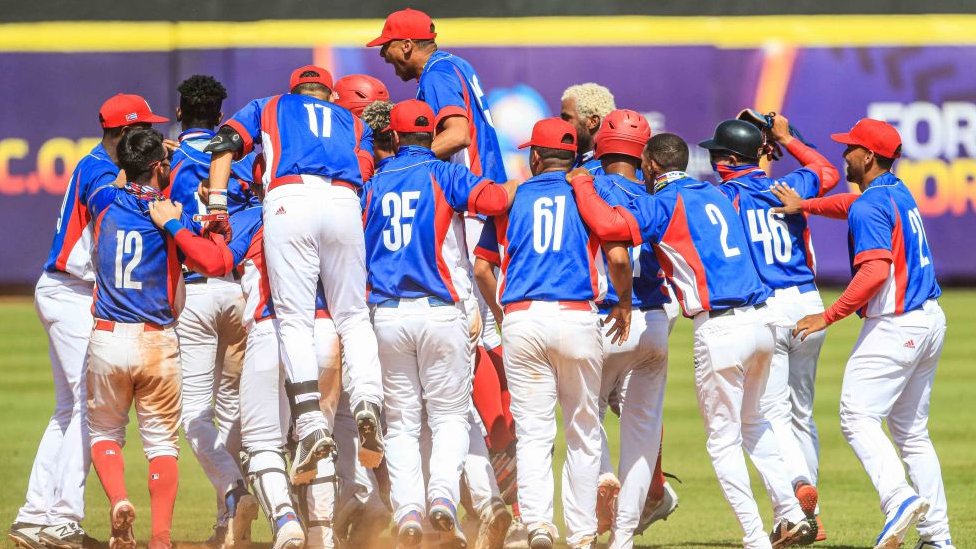 12 jugadores de béisbol cubanos protagonizan la mayor deserción de la isla en años durante un torneo en México