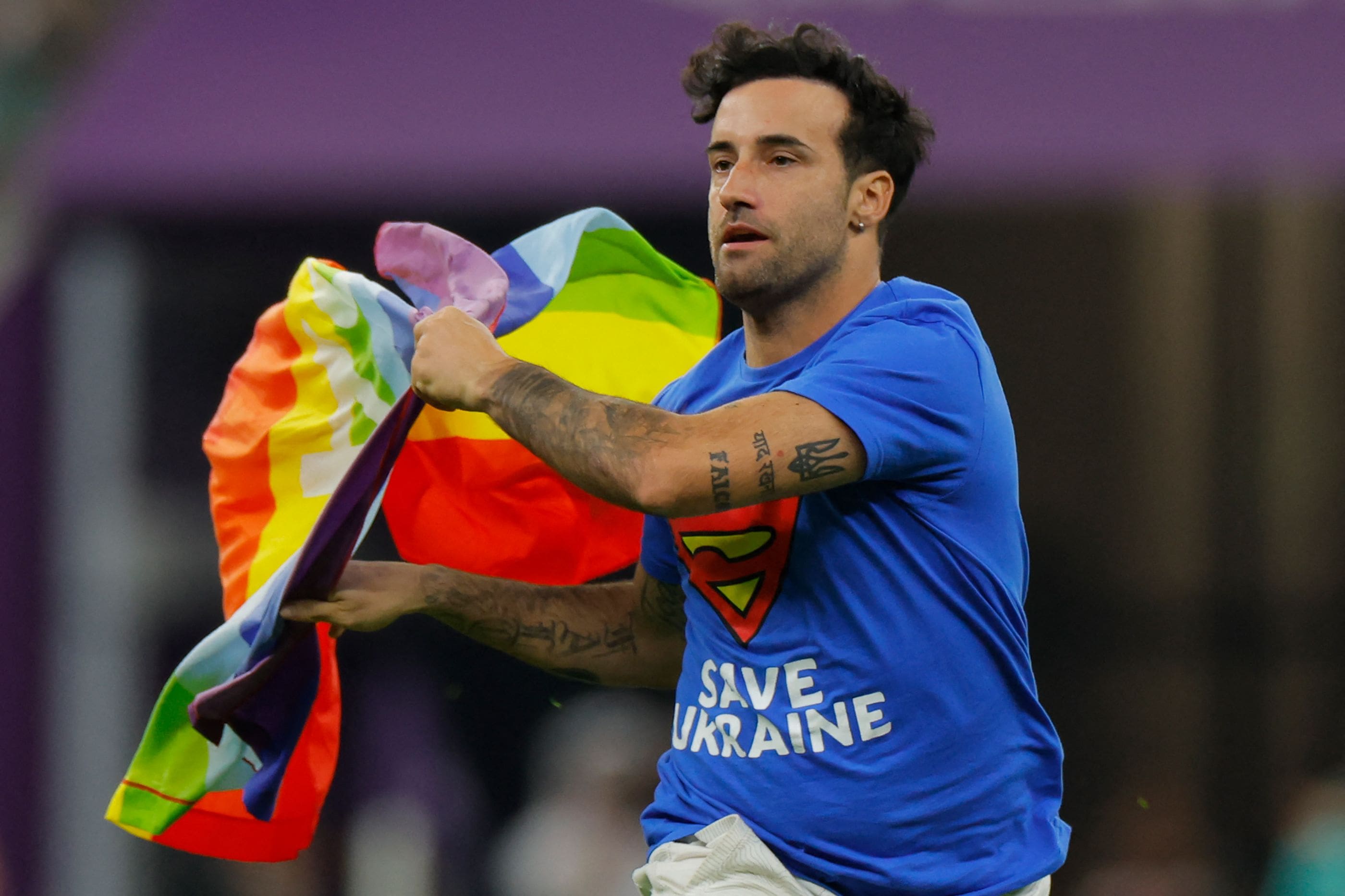 Liberado "sin consecuencias" hombre que entró con bandera LGBT a la cancha en partido del Mundial