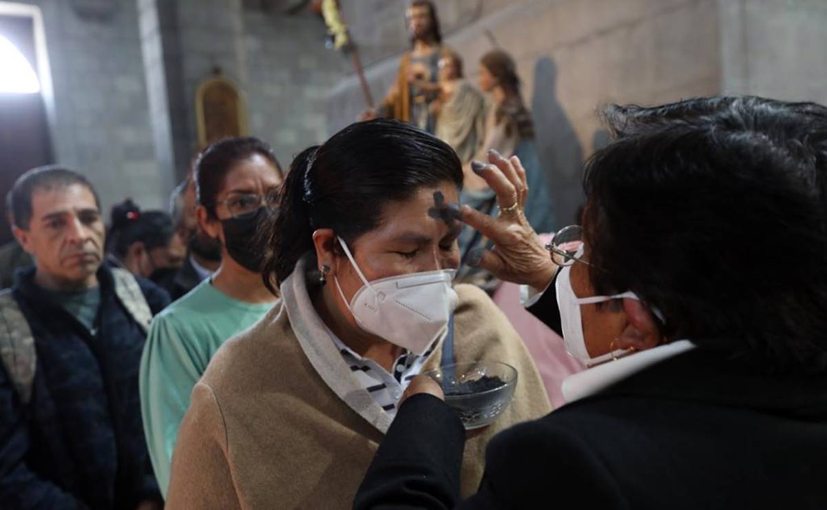 Miércoles de ceniza: Creyentes asisten a la Catedral de Toluca para recibir la cruz