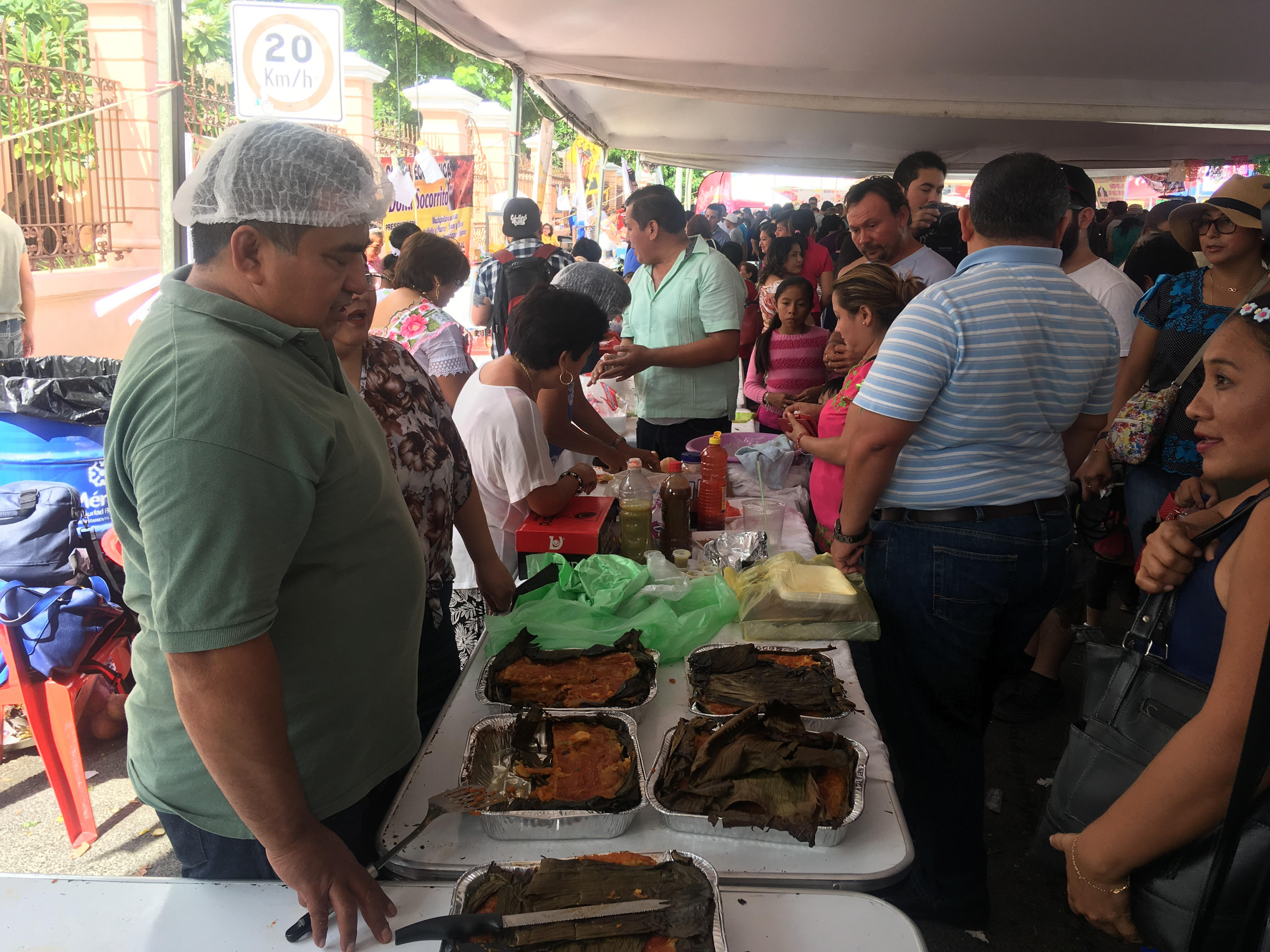 Realizan primera Feria del Mucbipollo, guiso tradicional de muertos en Yucatán