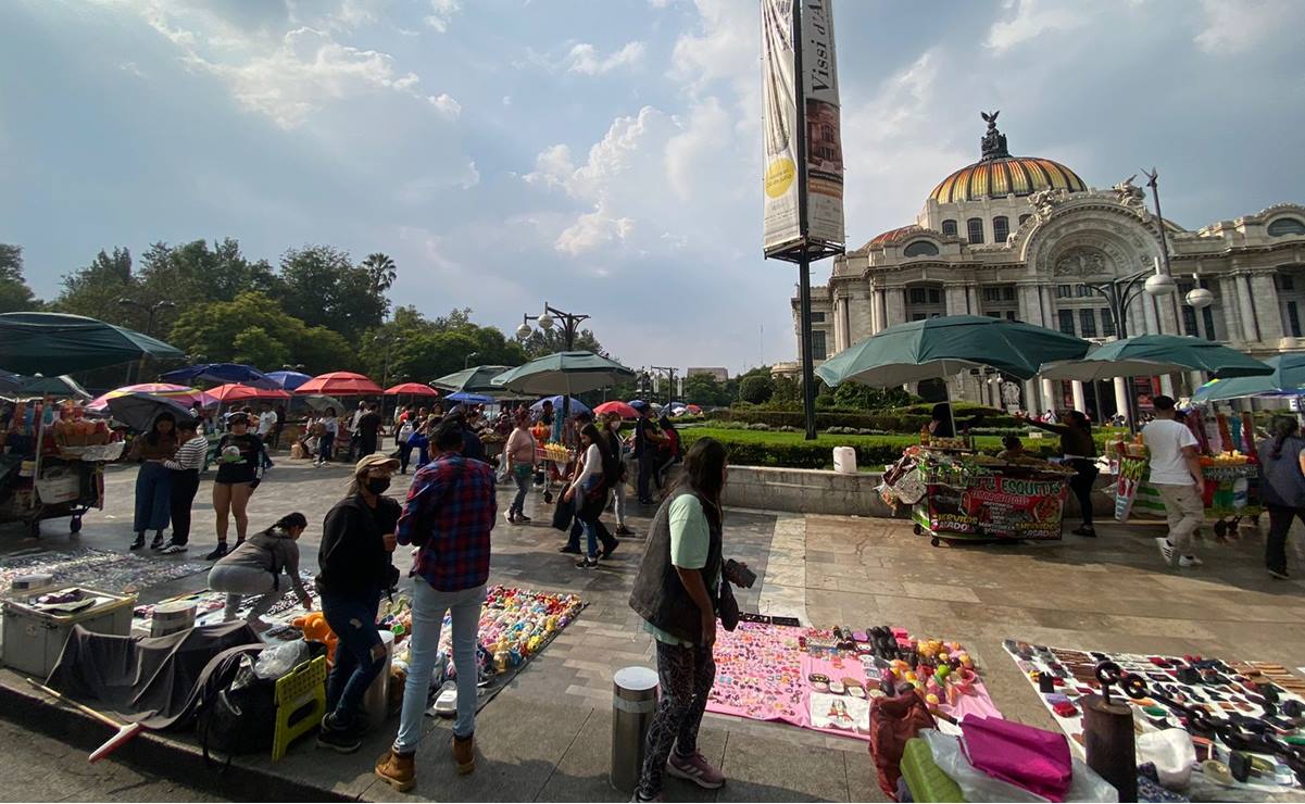Vendedores ambulantes de Alameda Central se mantienen en inmediaciones de Bellas Artes