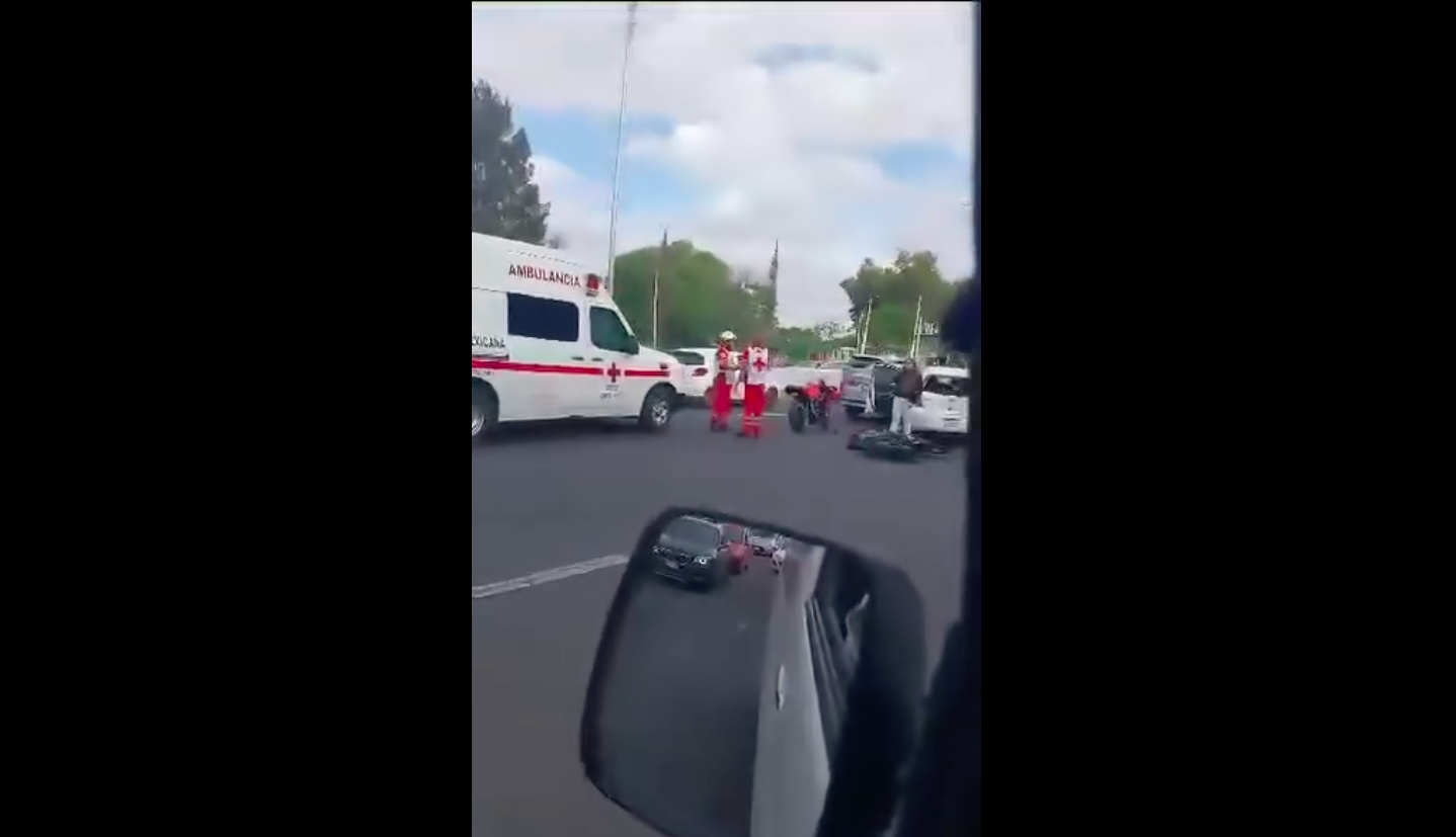 Camión de carga impacta varios vehículos y a motociclistas en Bernardo Quintana