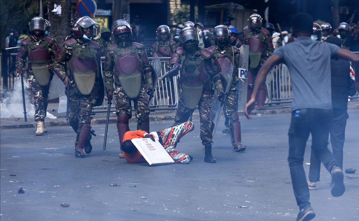 Manifestantes contra subida de impuestos asaltan el Parlamento de Kenia; policía abre fuego contra la multitud