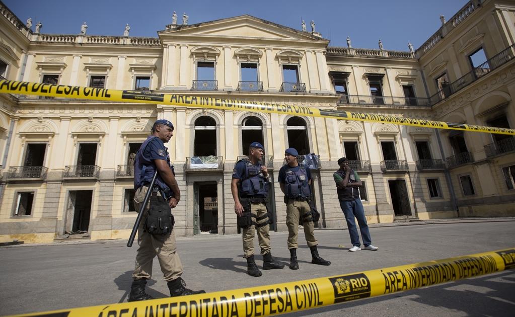 Bomberos aún apagan focos de incendio en el Museo Nacional de Rio