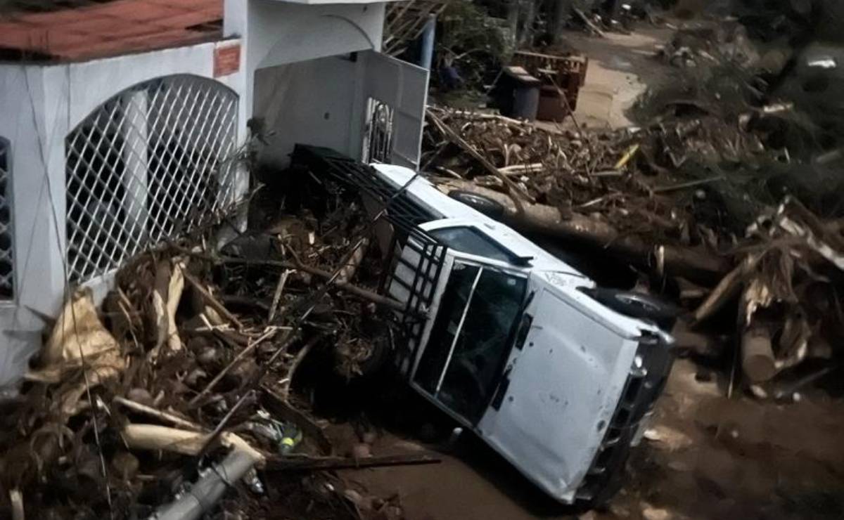 Ejido Viejo, bajo el lodo, sin luz, ni agua, tras paso del huracán "Otis" en Coyuca de Benítez; hay un muerto