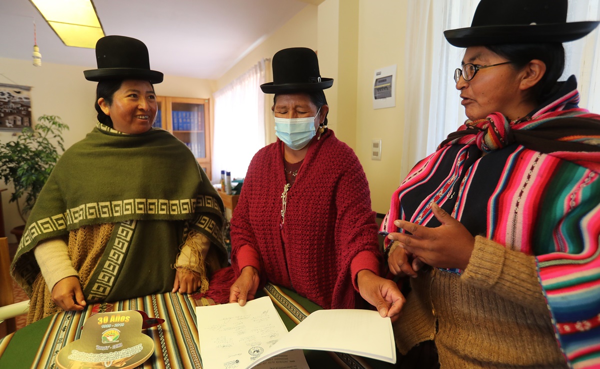 Pese a burlas, mujeres indígenas de Bolivia proponen castigos para hombres infieles  