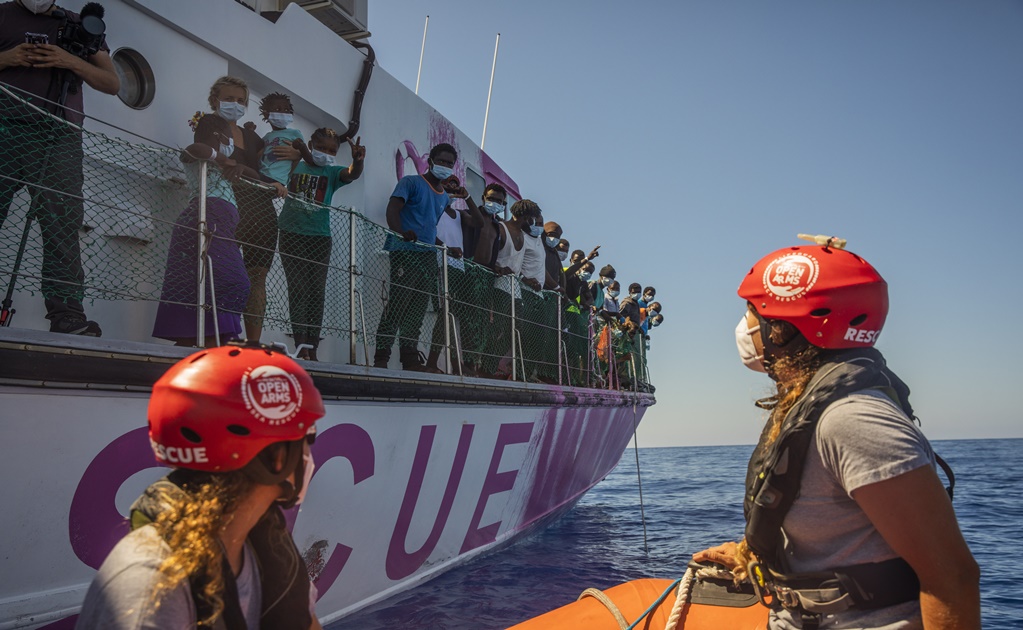 Navíos humanitarios se dirigen en apoyo hacia el barco de Banksy en el Mediterráneo