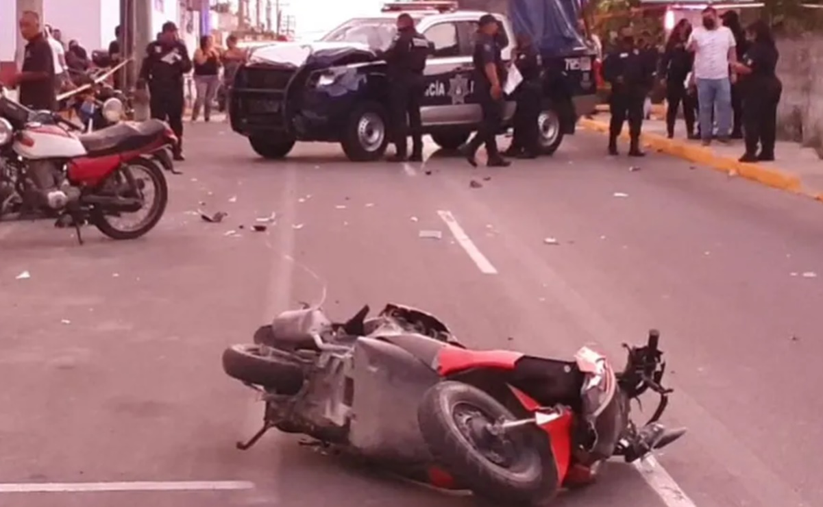 Policías atropellan a dos argentinos que viajaban en moto en Cozumel; uno es reportado como grave