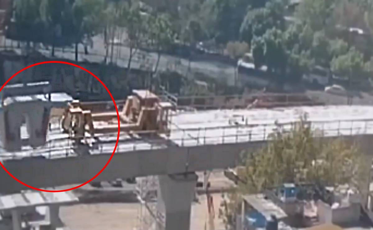 VIDEOS: Momento exacto en que cae dovela de concreto y aplasta 2 vehículos en obras de Tren Interurbano México-Toluca