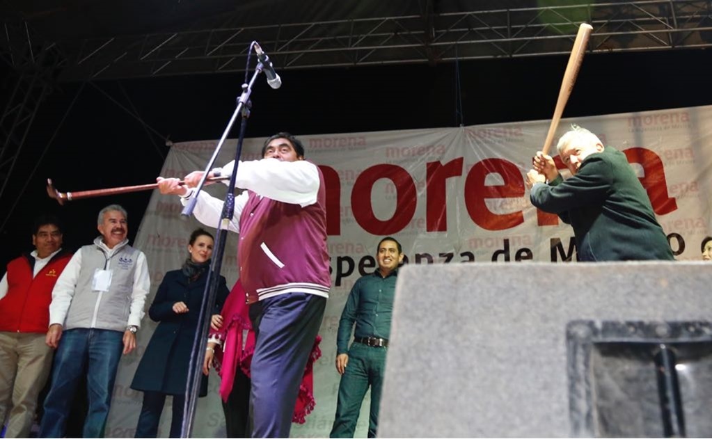 Con bate y bastón, AMLO y Barbosa batean en Puebla